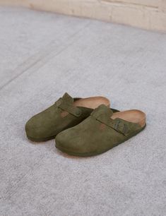 Step into the timeless cool of birkenstock boston clogs (regular) in modern suede thyme. made from supple suede these clogs will cushion and cradle your feet with every step thanks to their soft footbed and extra foam layer. and with its versatile style you can rock these classic clogs all year round.    product details —    — material: suede upper / footbed material: cork  — birkenstock soft footbed; anatomically shaped  — footbed lining: suede  — adjustable metal pin buckle  —  origin: made in Boston Clogs Outfit, Birkenstock Boston Clogs, Clogs Outfit, Boston Clogs, Suede Clogs, Boston Clog, Birkenstock Boston Clog, Birkenstock Boston, Green Suede