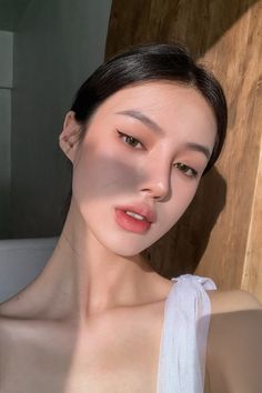 a selfie of a young, beautiful woman with a clean girl makeup look Makeup Ala Korea, Makeup Asia, Asian Makeup Looks, Morning Makeup, Light Makeup Looks, Minimalist Makeup