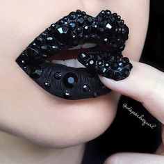 Rock Candy ✖️✖️ Behind Closed Doors Stiletto Nail Set by @nailhur ('depechegurl' discount code for 10% off, link in my bio) ✖️✖️ Witches Everlasting Liquid Lipstick by @katvondbeauty as my base. Nail Art Black Rhinestones. Extreme Make-up, Fantasy Make-up, Make Up Designs, Drag Make-up, Gothic Makeup, Glitter Lips