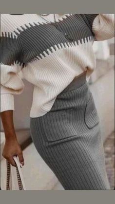 Winter#WinterOutfits#Fashion2024#SeasonalFashion#WinterTrends#StyleTips#ColdWeatherOutfits#Skirts#Layering#MidiSkirtsIdeas#OutFitIdeas#WinterFashion Urban Sweater, Rok Outfit, Midi Skirt Casual, Raw Jeans, Solid Color Sweater, Rock Outfit, Knit Midi Skirt, Pullover Sweater Women, Looks Chic