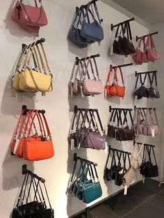 Toko Tas Aesthetic, Bag Boutique Interior, Bags Shop Interior Design, Bag Shop Interior, Botique Interiors Design, Botique Interiors Ideas, Bag Store Display, Clothing Boutique Decor, Fashion Boutique Interior