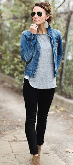 Woman’s Winter Work Outfits, Womens Casual Comfy Outfits, 2023 Outfits Trends Winter, Denim Outfit Inspiration, Easy Spring Style, Womens Denim Jacket Outfit, Black Leggings And Jean Jacket Outfit, Casual Work Outfits Fall Jeans, Structured Casual Style