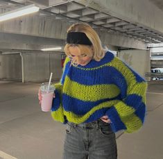 Chunky Knit Sweater Colorful, Scarf Color Combinations, Creative Fall Outfits, Knit Color Combinations, Knit Vest Outfit Aesthetic, Crochet Sweater Color Combination, Colorful Jumper, Pink And Blue Sweater, Vest Outfits Aesthetic