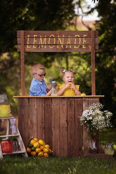 The cutest summer mini sessions. Lemonade stand mini sessions for children using a stand made from pallet wood. Summer Mini Sessions, Kids Lemonade Stands, Kids Lemonade, Lemonade Bar, Garden Photoshoot, Mini Photo Sessions, Kingman Arizona, Mini Session Ideas, Photography Mini Sessions