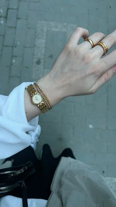 İnstagram- vintagethetime Hand Watch Aesthetic, Watch With Bracelets Women, Acssesories Aesthetic, Watch Stacking, Trendy Watches Women, Watch Stack, Minimalist Accessories Jewellery, Aesthetic Watch, Vintage Saat