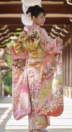 Yukata Female, Female Kimono, Traditional Yukata, Cute Kimono, Japan Geisha, Kimono Traditional, Japan Spring, China Beauty