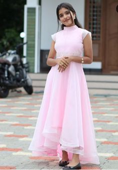 Trendy Frocks For Women Party Wear, Wedding Frocks For Women, Oni Clothes, New Model Frock Design, Net Frock Designs For Women, Net Frocks For Women, New Long Frock Models, Gown Reference, Frocks Designs For Women