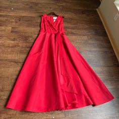 - Designer = Carolina Herrera. - Size = 12. - Made In Usa . - 100% Silk Shelf And 100% Silk Lining. - Color = Red.1 - Designer Carolina Herrera Split Front Split Flared Bottom Women’s Size 12 -Neck Red Gown With Bow.2 - Genuine And Authentic Or Your Money Back. - Length Measured From The Front, From Seam Of Shoulder Blade To Bottom Tip Of Dress = - Make A Powerful Statement In This Piece. For All Of Your Formal Events And Evenings. Just A Beautiful Timeless Piece. Elegant Red Summer Gown, Red Sleeveless Gown For Spring, Red Silk Floor-length Gown, Red V-neck Cocktail Gown, Red Silk Maxi Dress With Fitted Bodice, Red A-line Maxi Dress For Wedding, Red Silk Floor-length Maxi Dress, Red Gown For Spring, Red Evening Gown For Spring