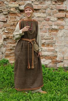 Baltic Clothing, Age Outfits, Viking Fashion, Female Costume, Viking Garb, Historical Dress