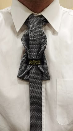 THE ALEXANDROS STEPHANOS MOCKA   BY BORIS MOCKA (AKA THE JUGGER KNOT) Windsor Tie, Detail Couture, Diy Scarf, Tie Wrap, Tie Styles, Fashion Hacks Clothes