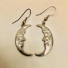 Boucles d'oreilles lune anthropomorphe vintage amusantes des années 1980. Boucles d'oreilles pendantes argentées en bon état. Chaque boucle d'oreille mesure 5 cm de long. Boucles d'oreilles tendance classiques des années 80. 80s Piercings, Cute Earrings Silver, Vintage Dangle Metal Earrings, Vintage Pierced Dangle Earrings, Classic 80s Fashion, Grunge Jewellery Earrings, Vintage Moon Earrings, Long Earrings Silver, Vintage Moon-shaped Earrings For Gift