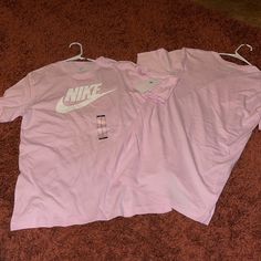 New With Tags Nike Cotton Tops For Spring, Trendy Nike T-shirt For Spring, Nike White Top For Loungewear, Nike White Tops For Loungewear, Nike Basic Tops For Spring, Trendy Nike Spring T-shirt, Nike Relaxed Fit Shirt For Spring, Nike Cotton Summer Shirt, Nike Cotton Shirt For Summer