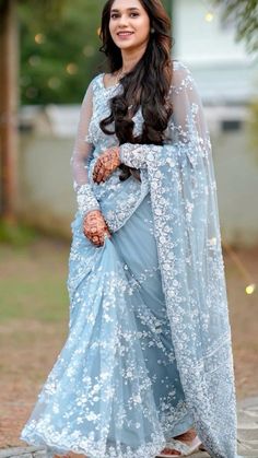 Net Saree For Engagement, Beautiful Sarees Weddings, Saree For Sisters Wedding, Saree Styles Wedding Indian, Engagement Lehenga Bridal Collection, Blue Saree Wedding, Saree For Reception Brides, Saree For Engagement Brides, Modern Saree Look