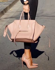 I'm gonna love this site!MK outlet So Cheap!! discount site!!Check it out!! it is so cool. MK bags.only $39 Woman In Black, Mk Handbags, Handbag Outfit, Handbag Heaven, Cooler Look, Celine Luggage Bag, Celine Bag, Henri Bendel, Givency Antigona Bag