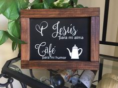 a sign that says jesus para mi alma cafe, para ummor and coffee