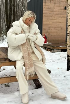 Cruise Outfits Aesthetic, Japan Outfit Ideas, Platform Uggs, Old Money Winter, Cream Outfit, Ugg Booties, Comfy Outfits Winter, Winter Fashion Outfits Casual, Europe Winter