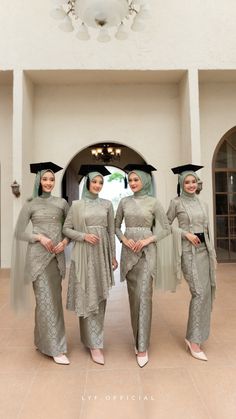 Pasti langsung salfok liat detail dari kebayanya ditambah dengan pemilihan warna yang super cantik! Warna favorite siapa inii? 😆💚 Model Kebaya Brokat Modern Hijab, Kebaya Sage, Kebaya Brokat Modern, Renda Kebaya, Mix And Match Outfits Hijab, Brokat Modern