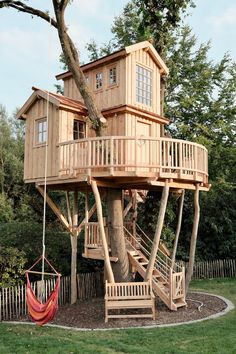 a tree house built into the side of a tree