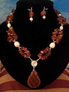 Collar de carnelia, facetada de dije, carnelia picada y perla de rio. Amber Necklace, Homemade Jewelry, Gold Necklace Layered, A Necklace, Bead Jewellery, Jewelry Patterns, Jewelry Projects, Necklace Designs