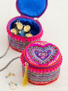 Embroidered Jewelry Round|XOXO-view 1 Crown Travel Case, Cute Tiny Gifts For Friends, Gifts To Sew For Travelers, Indian Women Gifts, Free Spirit Gifts, Xoxo Jewelry, Embroidered Jewelry, Hair Accessories Boho, Sweet Necklace