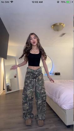 Outfits With A Black Crop Top, Outfits Fall 2024 Aesthetic, Camp Cargo Pants, Camp Pants Outfit, Camo Fits, Cutesy Outfits, Camp Pants, Camo Outfits