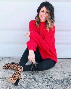 Looks Jeans, Leopard Print Shoes, Leopard Shoes, Winter Mode, Print Shoes, Red Sweater, Looks Chic, Red Outfit, Fall Sweaters