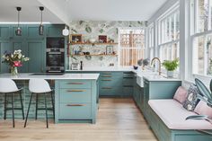 Traditional wallpaper in green/greys for kitchen Wallpaper In Kitchen, Kitchen Cabinets Shaker Style, European Kitchen Cabinets, Classic Home Furniture, European Cabinets, London Kitchen, Contemporary Cabinets, Kitchen Ceiling, Classic Home