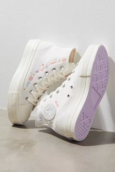 Cute Converse Shoes, Converse Aesthetic, Sneakers Trendy, Cute Converse, Hogwarts Dr, Chuck Taylor All Star Lift, Trendy Shoes Sneakers