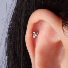 Add subtle elegance to your look with this subtle Simple Small Flower Stud! Featuring a minimalistic design, this piece is perfect for adding a touch of understated sophistication and flair to any outfit. Small but mighty, these dainty earrings won't overpower your style yet create an eye-catching, fresh pop of color. Go ahead, flaunt it! Detail： -Post material: gold plated with internal stainless steel or stainless steel -Gauge: 20g | 0.8mm -Post length: 6mm -Dimensions: 3.9mm Length x 4.1mm Wi Bee Studs, Ear Style, Daisy Studs, Small But Mighty, Star Chain, Subtle Elegance, Helix Earrings, Snake Earrings, Tiny Earrings