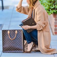 https://ombiaombia.wordpress.com/2019/11/23/bags-14/ Tas Louis Vuitton, Louise Vuitton, Fashion Tote Bag, Lv Monogram, Vintage Louis Vuitton, Vuitton Neverfull, Sierra Leone, Vuitton Bag, Vuitton Handbags