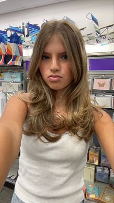 Haircut Ideas Blonde Hair, Light Brunette Layered Hair, Medium Length Hair With Lots Layers, Cute Layers Haircuts, Flicked Ends Hair, Prom Blowout Hair, Layered Chest Length Hair, Hair Cuts Short Medium Straight, Summer Haircuts Medium Length