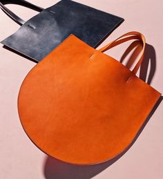 Sara Barner bags Sacs Tote Bags, Lv Bags, Leather Projects, Leather Bags Handmade, Fabric Bags, Leather Diy, Sewing Bag, Diy Bag, Leather Bags