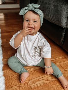 ♥ This super sweet set of leggings and Top Knot or tiny knot headbands is great for preemies, newborns, babies and toddlers! Each piece is flawlessly handmade, stylish for your baby and makes a great gift that anyone can be proud to give to a lucky mom and baby. 💌 GET 10% OFF YOUR 1ST ORDER! When you join our mailing list --> http://bit.ly/DudisDesignEtsy ♥ ABOUT THIS SET ⚬ Sizes preemie to 3T. ⚬ Made of a soft and stretchy Ribbed knit fabric that feels great to the touch, wears well and looks Newborn Coming Home Outfit, Look Legging, Toddler Pants, Outfit Cute, Baby Fits, E Mc2, Sea Spray, Ribbed Leggings, Everything Baby