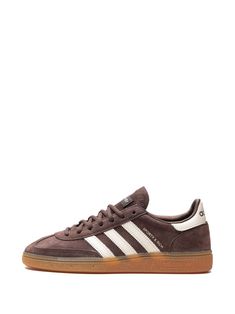 Find ADIDAS X Sporty & Rich Handball Spezial Sneakers on Editorialist. brown calf suede leather trim contrasting branded heel counter signature 3-Stripes logo debossed logo to the side logo patch at the tongue front lace-up fastening round toe gum-rubber sole These styles are supplied by a premium and authenticated sneaker marketplace. Stocking only the most sought-after footwear, they source and curate some of the most hard to find sneakers from around the world. Sneakers Brown, Debossed Logo, Mom Christmas, Autumn 2024, Sporty And Rich, Brown Sneakers, Swag Shoes, Adidas X, Christmas Mom