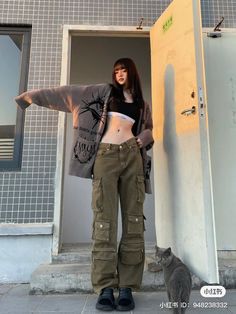 Female Outfits Streetwear, Cute Gucci Outfits, Streetwear Outfit Summer Female, Paris Streetwear Fashion, Louis Vuitton Fits, Aesthetic Y2k Fashion, Female Streetwear Outfits Summer, Subversive Basics Outfits, Acubi Fashion Jewelry