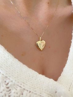 "Elegant And Classic 14K Solid Yellow Gold Heart Locket Pendant Necklace With A Starburst Diamond. Perfect For Gifting For Your Friend Or A Loved One. Lockets Symbolize Love, A Capsule Of Memories That You Can Keep With You Everywhere You Go. Heart Locket Comes With The Option Of A Box Chain That Feels Like Silk. A Beautiful Gift She Will Treasure Forever! Jewelry Comes In A Cute Gift Box Ready To Present. ✨ Add Elegance To Your Jewelry Collection ✨ All Jewelry Is New And Inspected For Quality A Lockets With Photos, Delicate Jewellery, Gold Heart Locket, Lapis Earrings, Heart Locket Necklace, Locket Pendant Necklace, Cute Gift Boxes, Dream Gift, Gold Locket