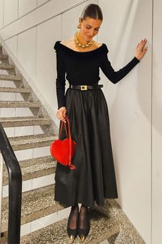 Foto: ninasandbech - Look all black com saia godê, cinto preto com fivela dourada, blusa com decote ombro a ombro, bolsa vermelha, meia calça preta e scarpin. Fall Capsule Wardrobe, Hijabi Fashion, Red Accents, Business Outfits, Capsule Wardrobe, All Black, Casual Chic, What To Wear, Winter Outfits