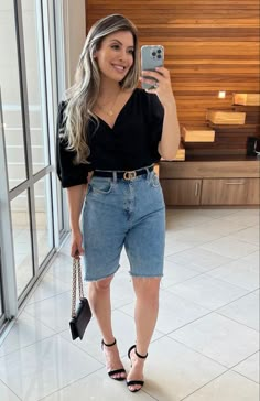 Looks com Bermudas Jeans: Versatilidade,e Autenticidade Bermuda Jeans Outfit, Look Bermuda Jeans, Short Jeans Outfit, Rita Saraiva, Bermuda Shorts Outfit, Looks Jeans, Bermuda Jeans