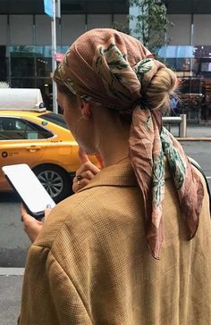 Sukienki Maksi, Bun Wrap, Hair Scarf Styles, Head Scarf Styles, Bandana Hairstyles, Hair Scarf, Looks Style, Scarf Hairstyles