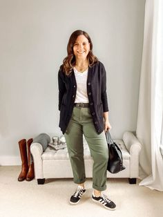 10 Stylish Fall Work Outfits That Are Cute and Comfortable - Be So You Chino Pants Women Outfit, Womens Khaki Pants, Pants Women Outfit, Soft Girlfriend, Burgundy Pants Outfit, Fall Work Outfits, Making Outfits, Khaki Pants Women, Chino Pants Women