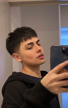 Taper Fade Pelo Corto, Long Caesar Haircut, Messy Short Hair Men, Cortes De Cabello Corto Hombre, Boy Haircut Short, Gay Hairstyles, Haircut Men Short, Haircut Aesthetic, Crew Cut Hair