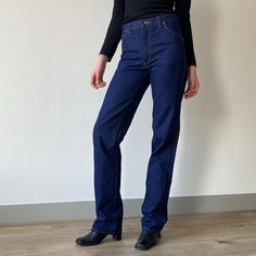 Unworn original Wranglee high waist straight leg jeans zipper fly. Made era 70s 80s. Dark denim. Beatiful quality. Style: straight leg. Fit: regular Size 32 x 36 measurements: Waist: 38 cm Inner leg: 93 cm front rise 28 cm Please check measurements given. And compare to similar item of your own. Modern sizing can differ from vintage ones. Excellent condition. For any questions please contact me. Shipping is worldwide track teace code. For Amerika: www.usps.com Everywhere else outside The Netherl Retro Straight Jeans, Retro Dark Wash Straight Leg Jeans, Vintage Straight Leg Jeans With Contrast Stitching, Vintage Blue Straight Leg Jeans, Vintage Straight Leg Denim Blue Jeans, Vintage Straight Leg Denim Blue Pants, Dark Denim, Vintage Jeans, Straight Leg Jeans