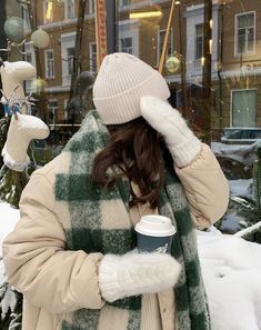 Cold Weather Outfits Winter, Winter Outfits Snow, Cold Girl, Skandinavian Fashion, Winter Inspo, Cold Outfits, Winter Photo, Cute Winter Outfits