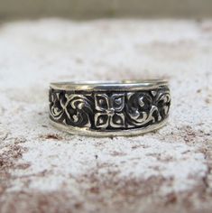 Vintage Sterling Silver Floral Carved Band Ring...Marked 925...Total of weights 2.6 grams.... Measure of Face Band 7.2MM...It's in very good condition. Vintage Carved Rings For Gifts, Vintage Engraved Antique Silver Rings, Bohemian Engraved Antique Silver Rings, Carved Vintage Filigree Ring Gift, Vintage Silver Carved Filigree Ring, Faces Band, Carved Ring, Dream Jewelry, Vintage Sterling Silver