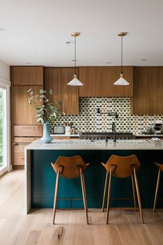 Mid Century Kitchen Island Ideas, Desert Modern Kitchen Design, Midcentury Modern Craftsman, Mid Century Modern Kitchen Open Shelving, Kitchen With A Pop Of Color, Mid Century Modern Blue Kitchen, 70s Vintage Interior Design, Mid Century Modern Lake House Interior, Post Modern Interior Design Kitchen