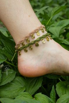 Maia macrame anklet with brass spiral charms and beads. Two variations: green and beige. ❋ Adjustable in length with a sliding lock ❋ Made with highly sustainable Linhasita waxcord Macrame Anklet, Macrame Accessories, Cord Jewelry, Handmade Macrame, Macrame Jewelry, Anklet Jewelry, Body Jewellery, The Netherlands, Body Jewelry