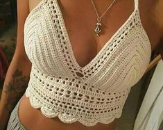 a woman wearing a crochet top with the words quer aprender a fazer croche?