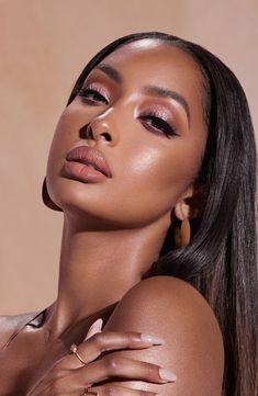 What it is: A weightless cream bronzer that delivers sun-kissed color to your skin while creating contour and definition.What it does: This versatile all-in-one bronzer stays color-true while setting with a natural, matte finish. It grips to skin with a flexible hold that doesn't streak, patch, oxidize or smudge, and it's buildable too so you can take it from soft to bold.What it does: Using a bronzer brush, gently pick up a small amount and apply using light pressure to any areas you want to ad Mexico Makeup, Pinterest Hairstyles, Cream Bronzer, Spf Face, Africa People, Shea Butter Body Shop, Skin Hyperpigmentation, Toning Shampoo, Afro Textured Hair