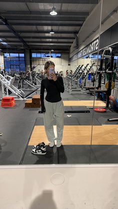 Gym Wear Ideas For Women, Gym Outfit With Hoodie, Gym Outfits Aesthetic Winter, Gym Outfit For Winter, Workout Outfits For Women Winter, Cold Day Gym Outfit, Elevated Gym Outfit, Gym Outfit Joggers Women, Gym Outfits For Women Sweatpants