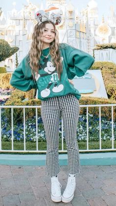 @instagram: magicallyerinne Christmas Outfit Women Casual, Disney Winter Outfits, Sweatshirt Outfit Women, Outfit Women Winter, Disneyland Outfit Winter